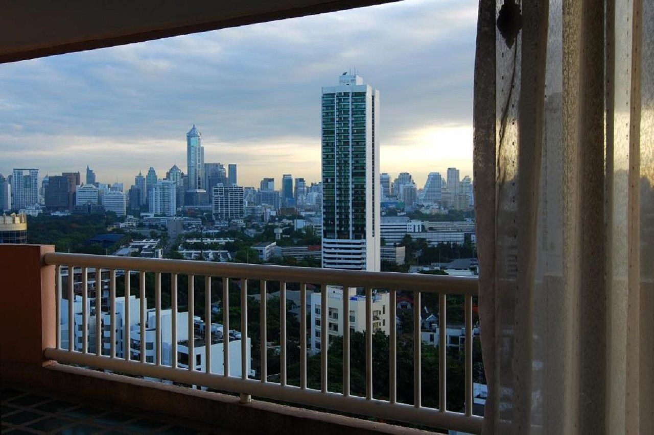 Pantip Suites Bangkok Exteriör bild